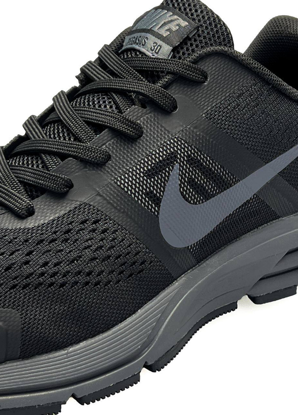 Черные всесезонные кроссовки Nike