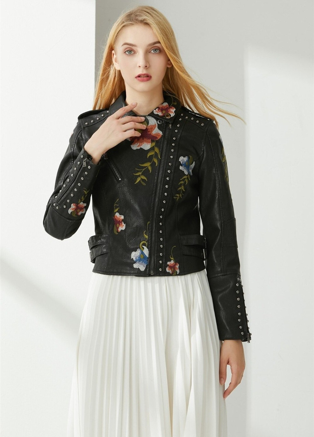 Черная демисезонная куртка женская из искусственной кожи с вышивкой bright flowers, черный Berni Fashion 55644