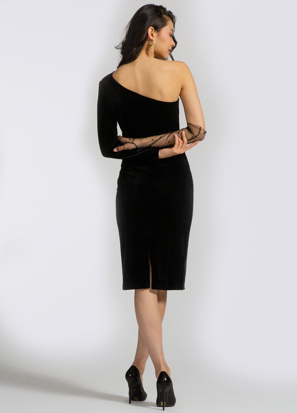 Черное вечернее платье бархатное с одним рукавом футляр Egostyle однотонное