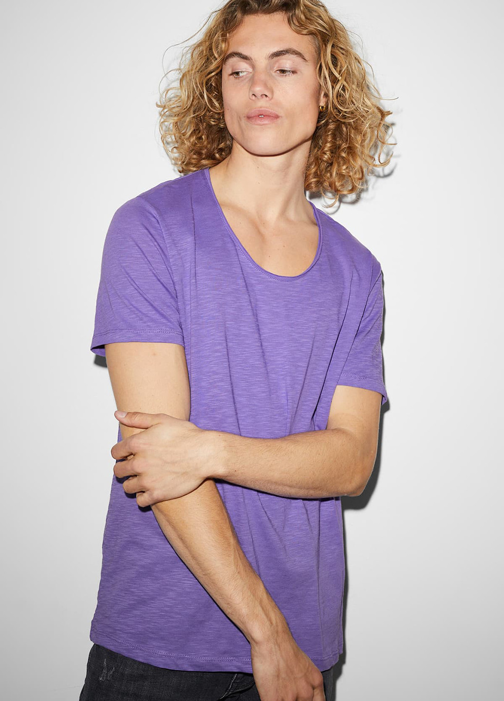 Фиолетовая футболка C&A