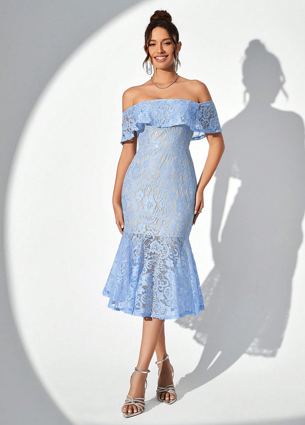 Голубое коктейльное платье с открытыми плечами, годе, с открытой спиной SHEIN с цветочным принтом