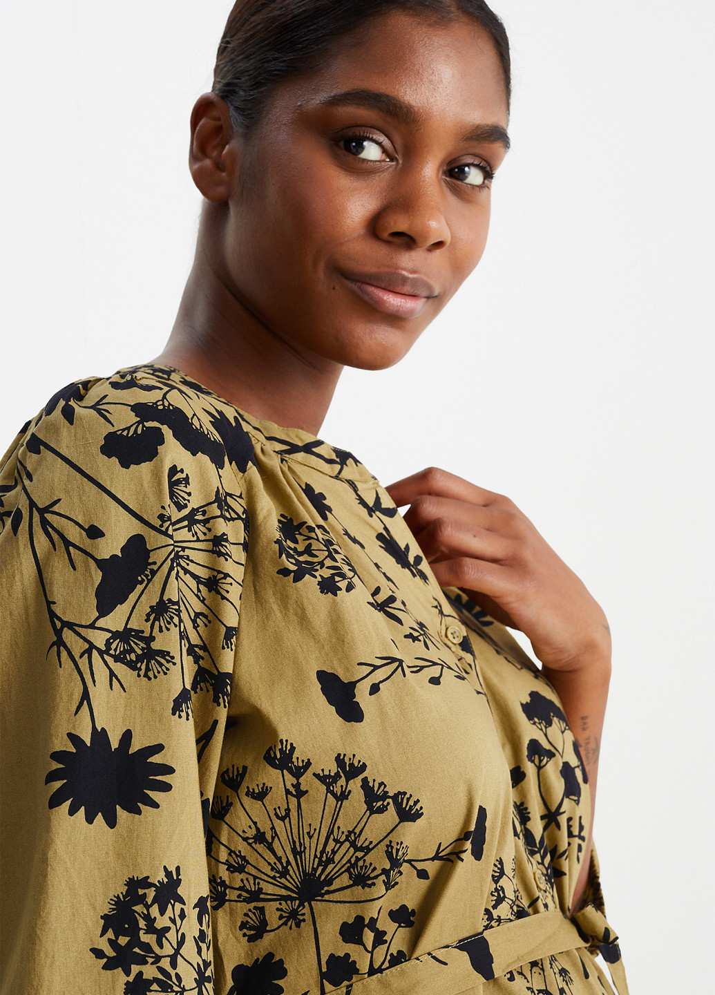 Песочное кэжуал платье для беременных а-силуэт C&A с цветочным принтом