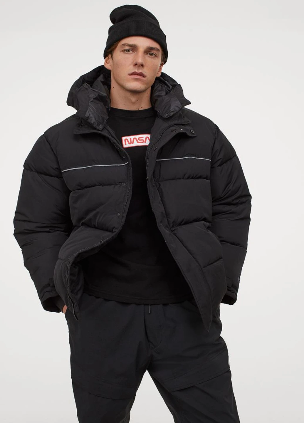 Черная зимняя куртка H&M