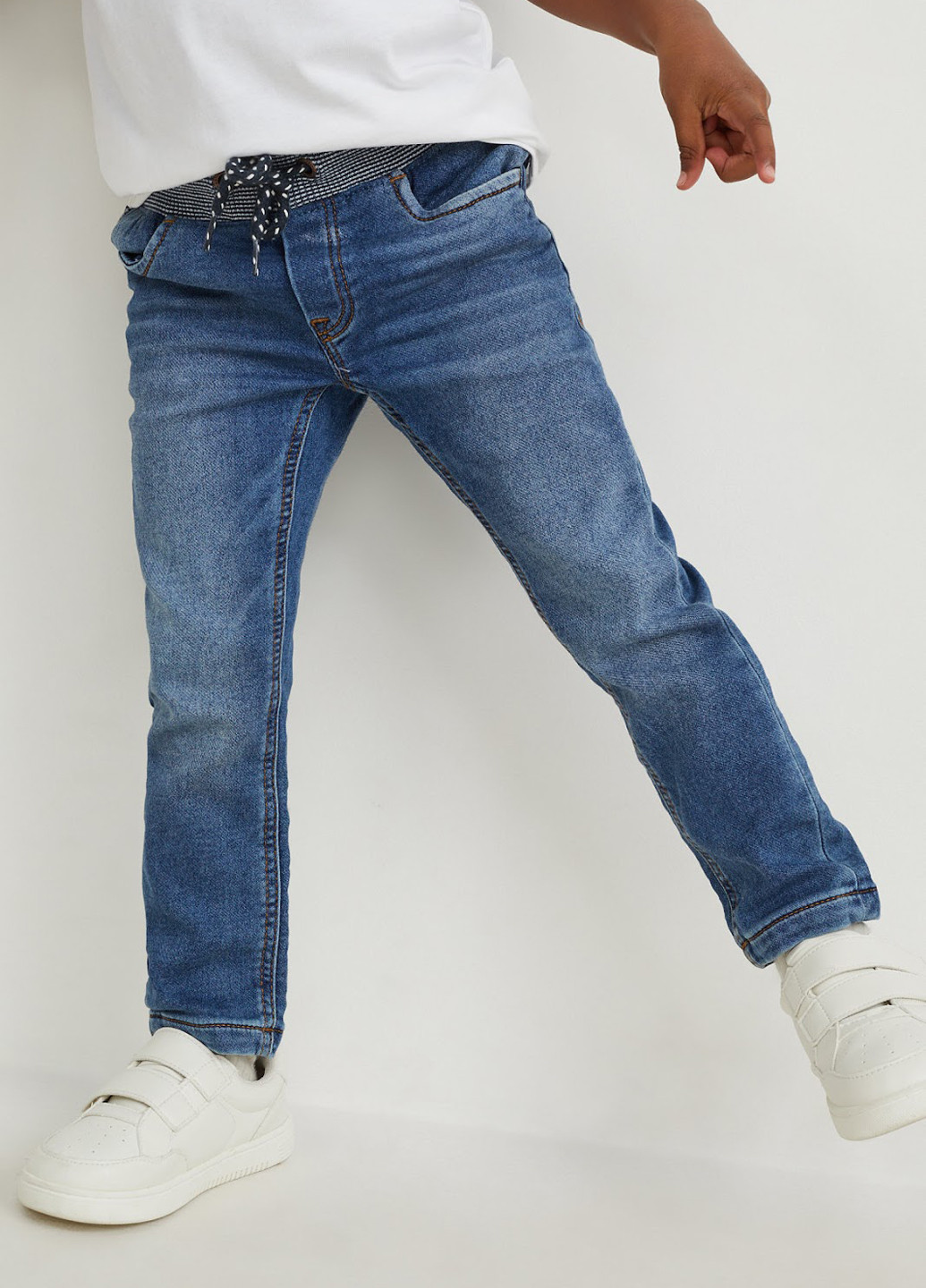 Синие демисезонные слим джинсы C&A