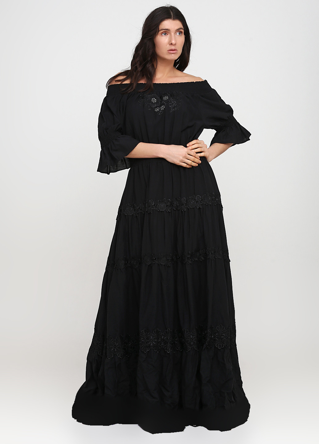 Черное кэжуал платье с открытыми плечами, клеш Sassofono однотонное