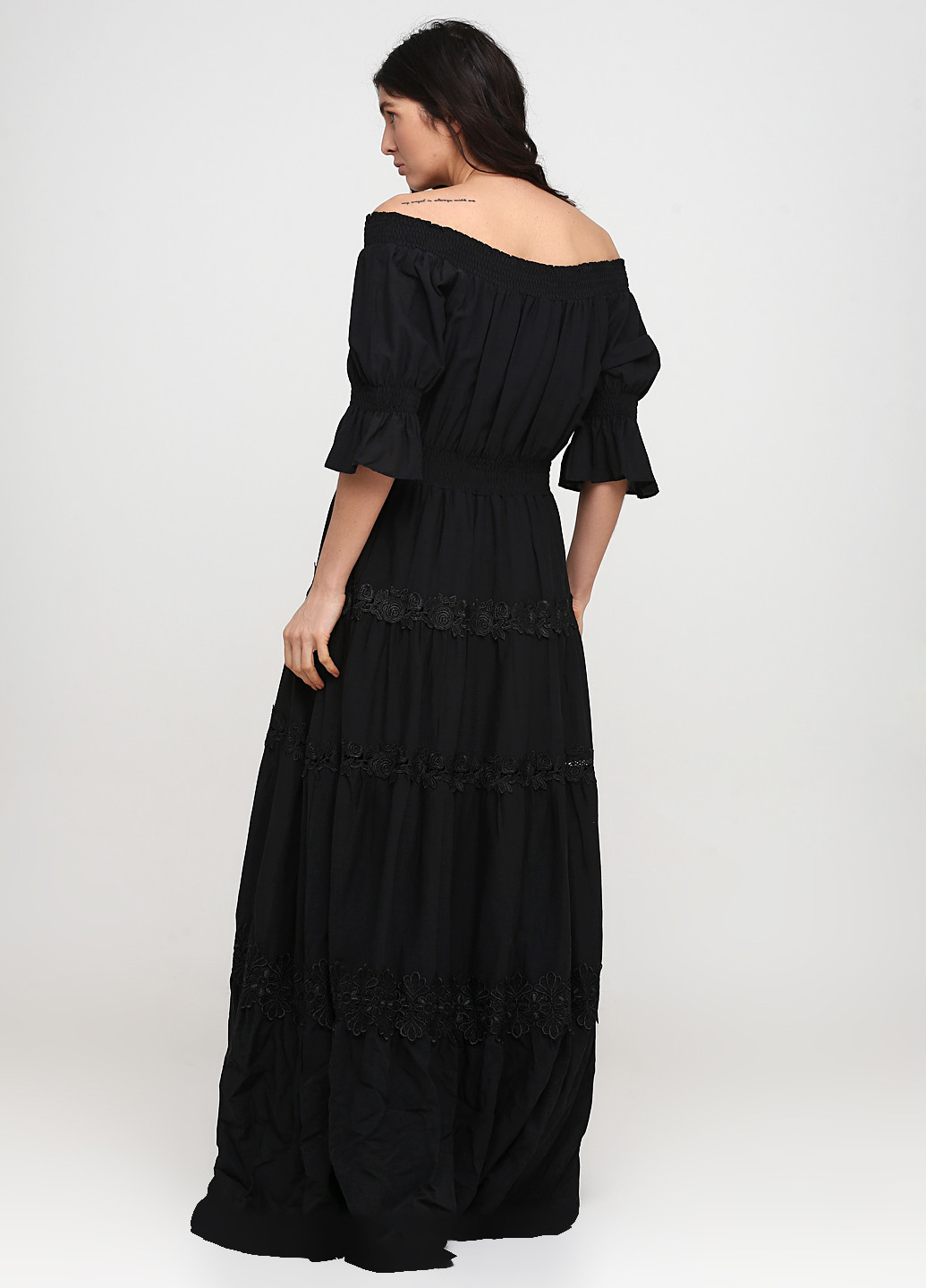 Черное кэжуал платье с открытыми плечами, клеш Sassofono однотонное