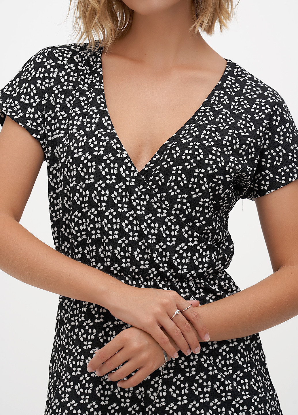 Комбінезон Stradivarius комбінезон-шорти квітковий чорно-білий кежуал поліестер, трикотаж