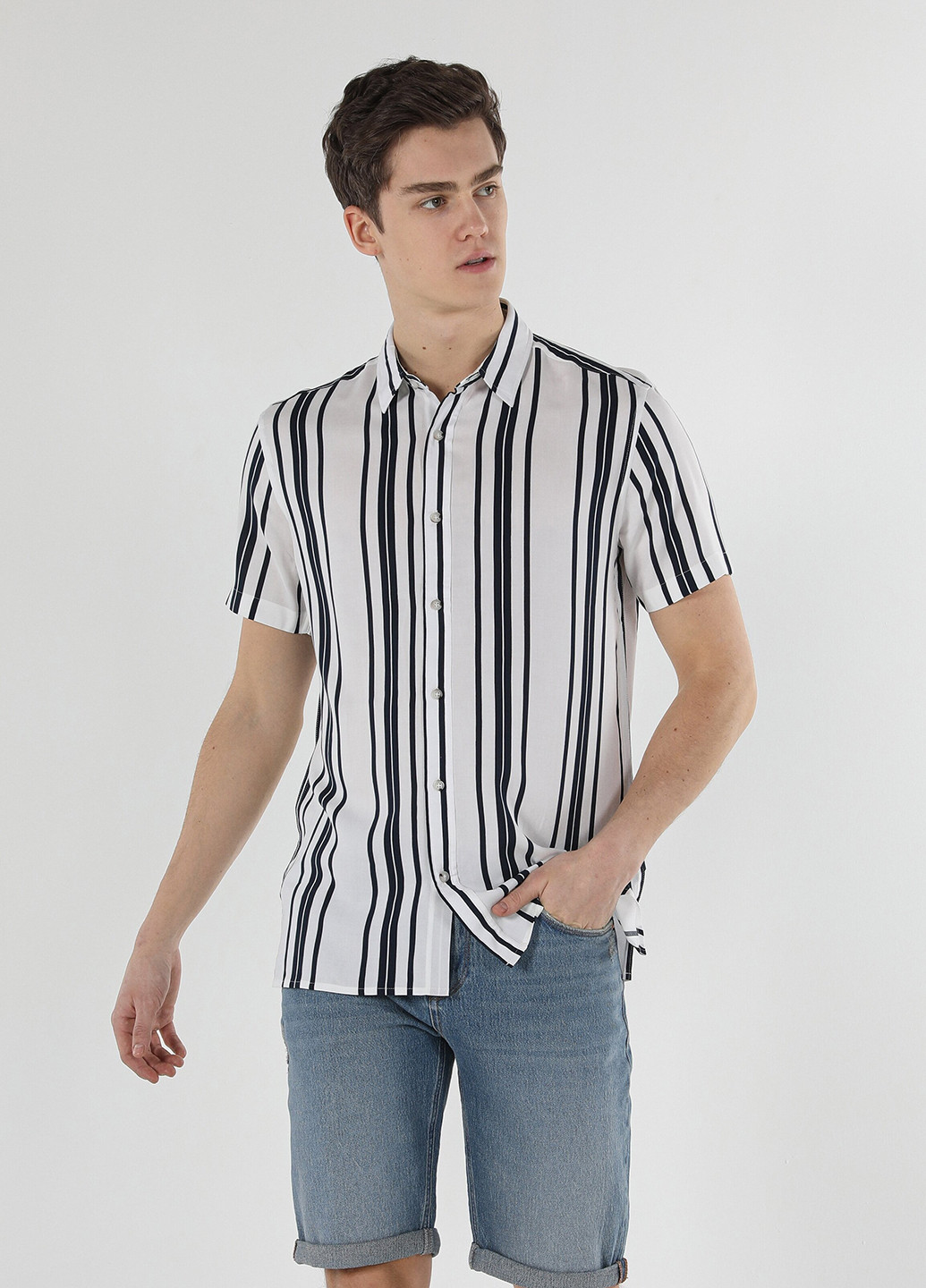 Черно-белая кэжуал рубашка в полоску Colin's