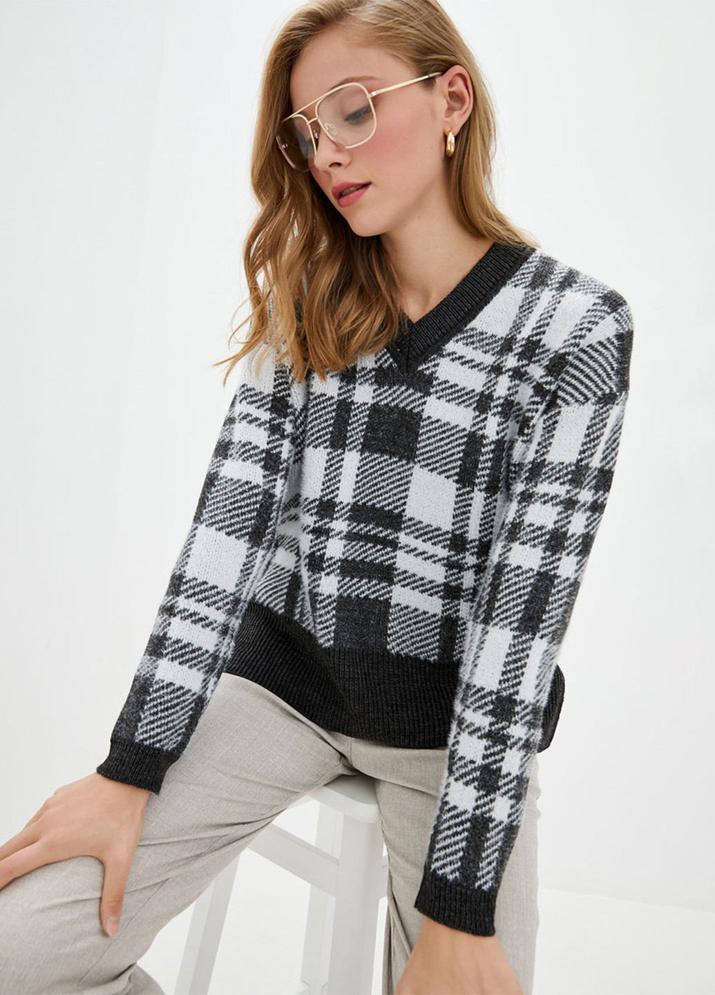 Черно-белый демисезонный пуловер Sewel
