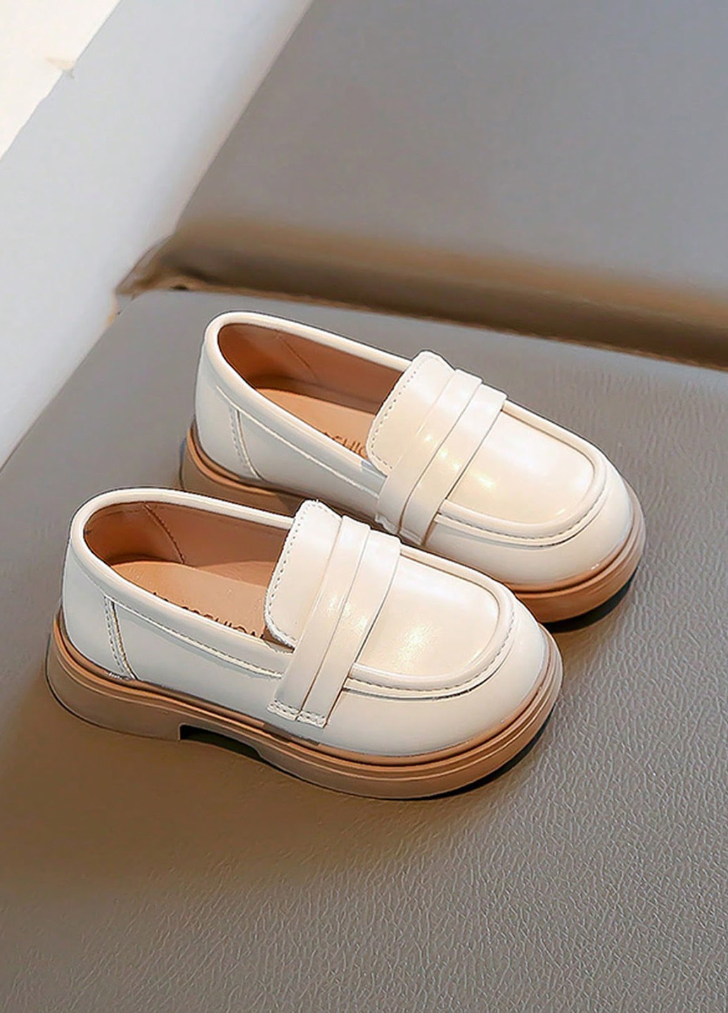 Светло-бежевые туфли на низком каблуке SHEIN