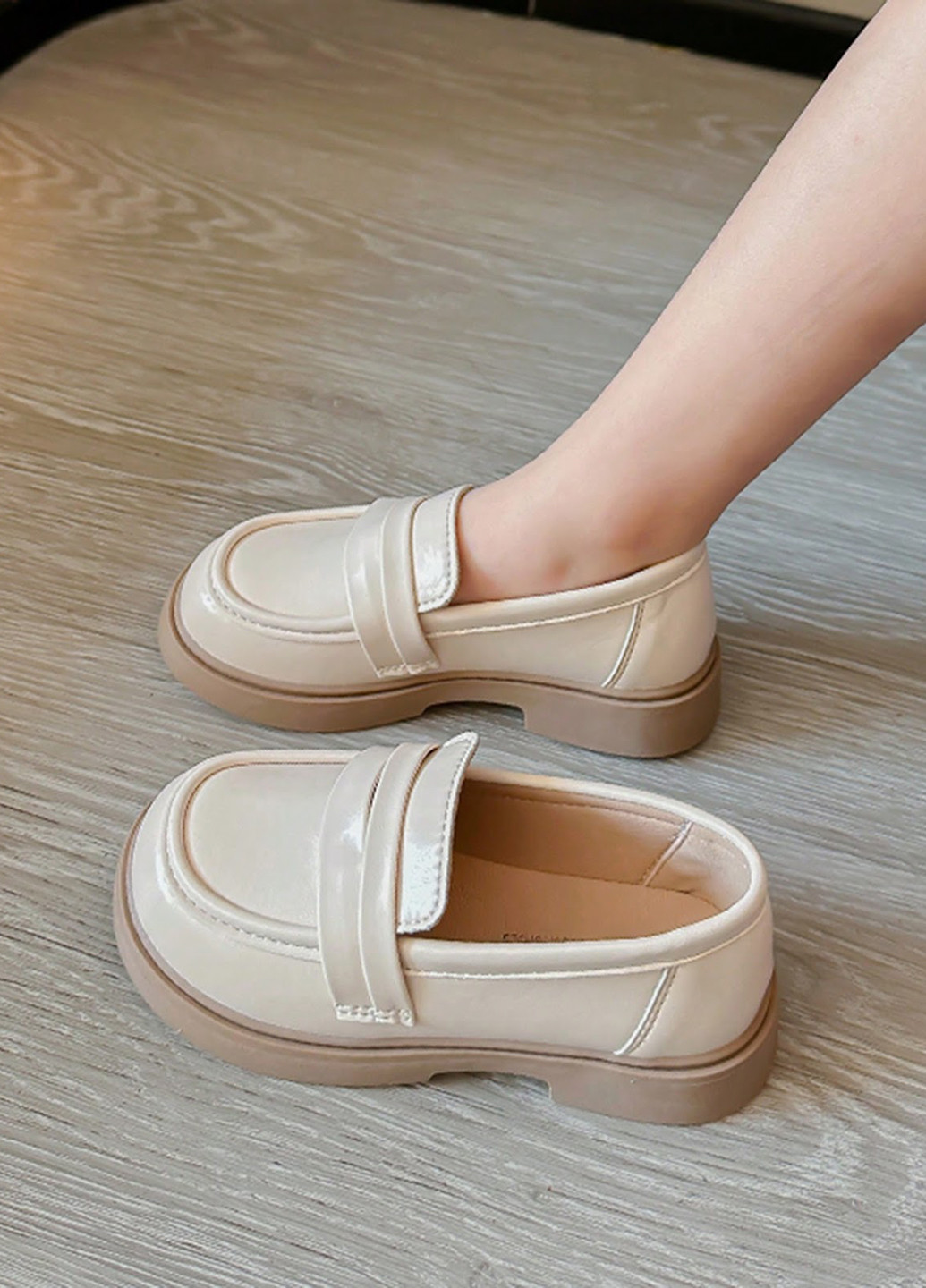 Светло-бежевые туфли на низком каблуке SHEIN