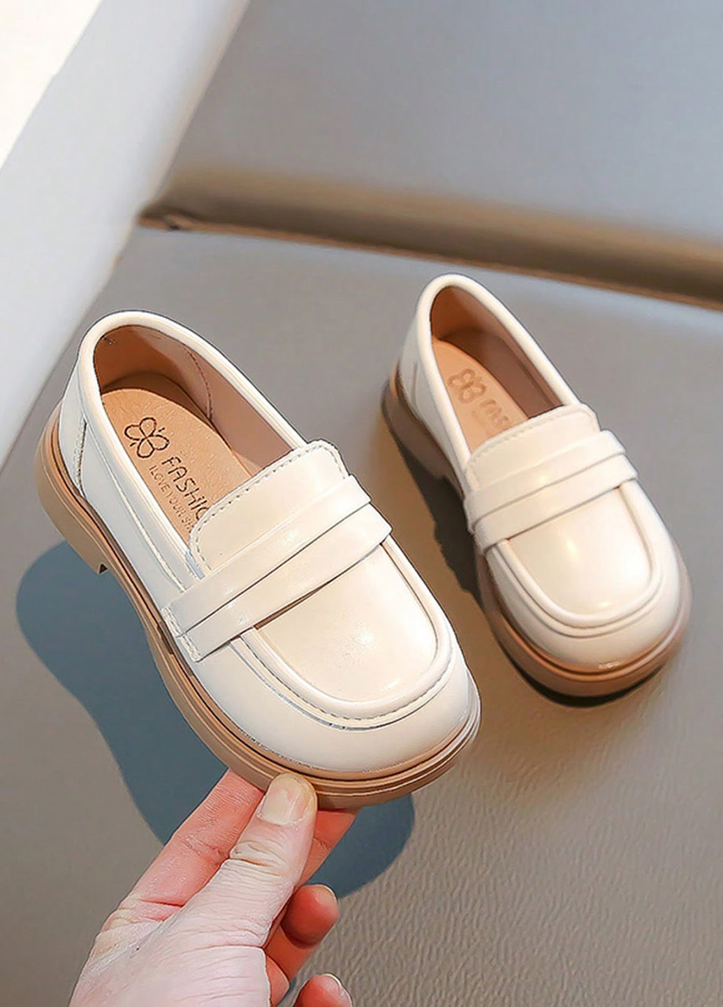 Светло-бежевые туфли на низком каблуке SHEIN