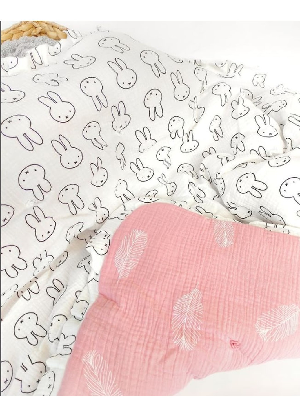 Одеяло-конверт муслиновые зайцы на белом+ перо на пудровом My Baby (254359029)