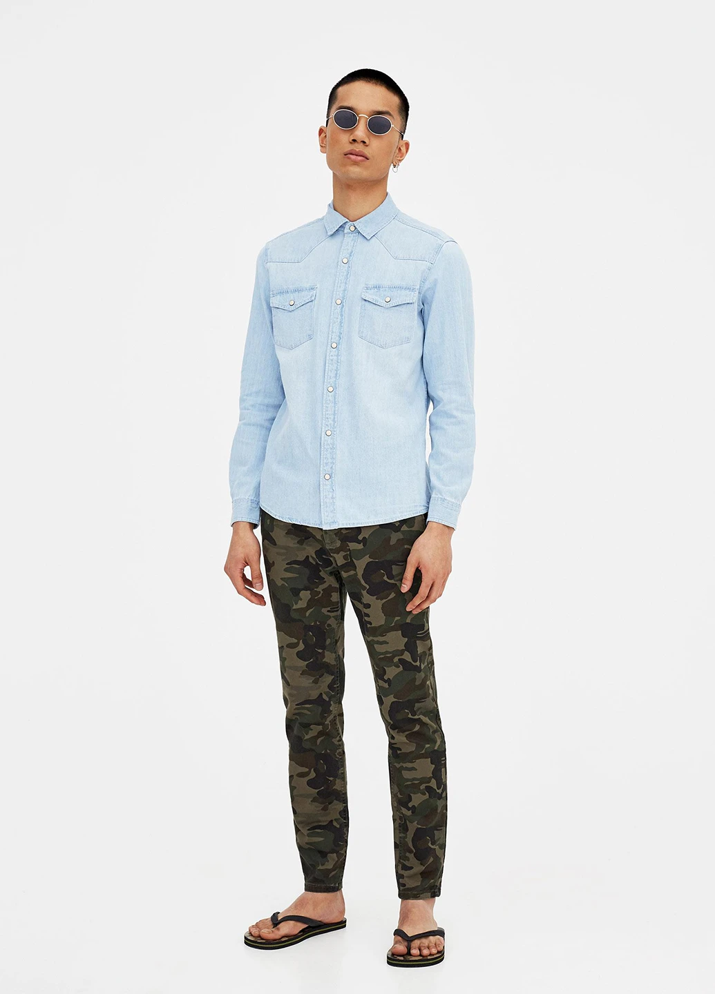 Хаки кэжуал демисезонные зауженные брюки Pull & Bear