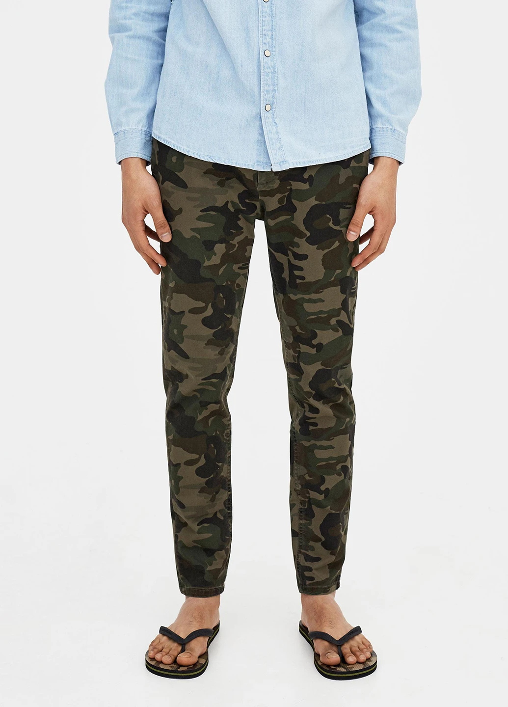 Хаки кэжуал демисезонные зауженные брюки Pull & Bear