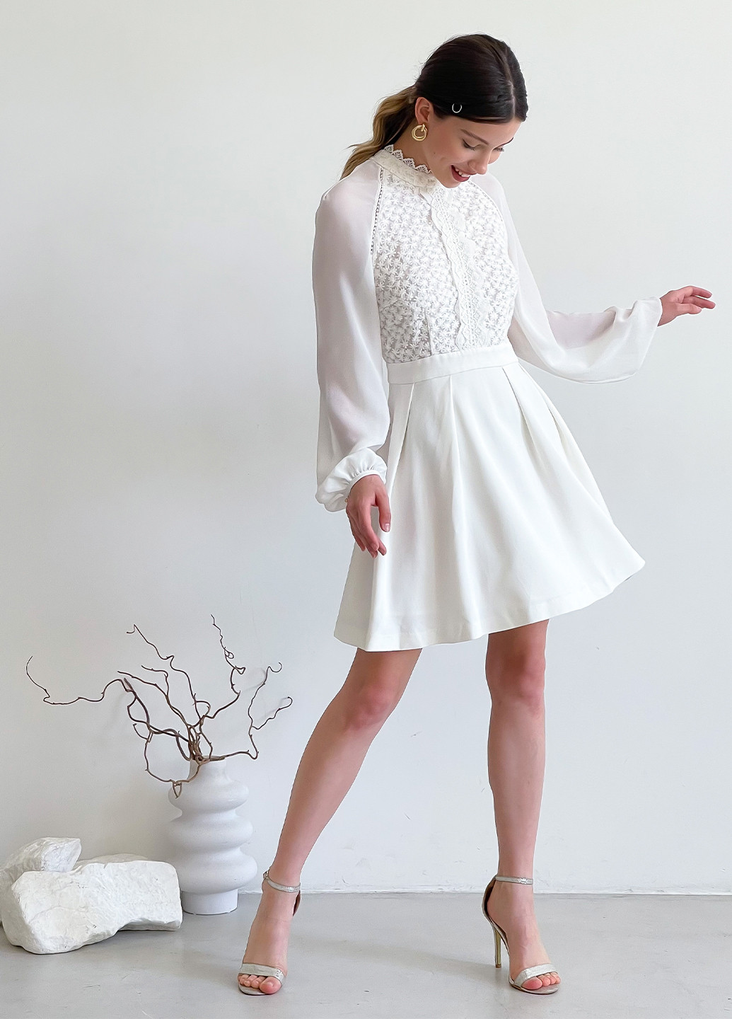 Молочна святковий міні сукня з шифоновими рукавами бебі долл, з пишною спідницею Stevie May однотонна