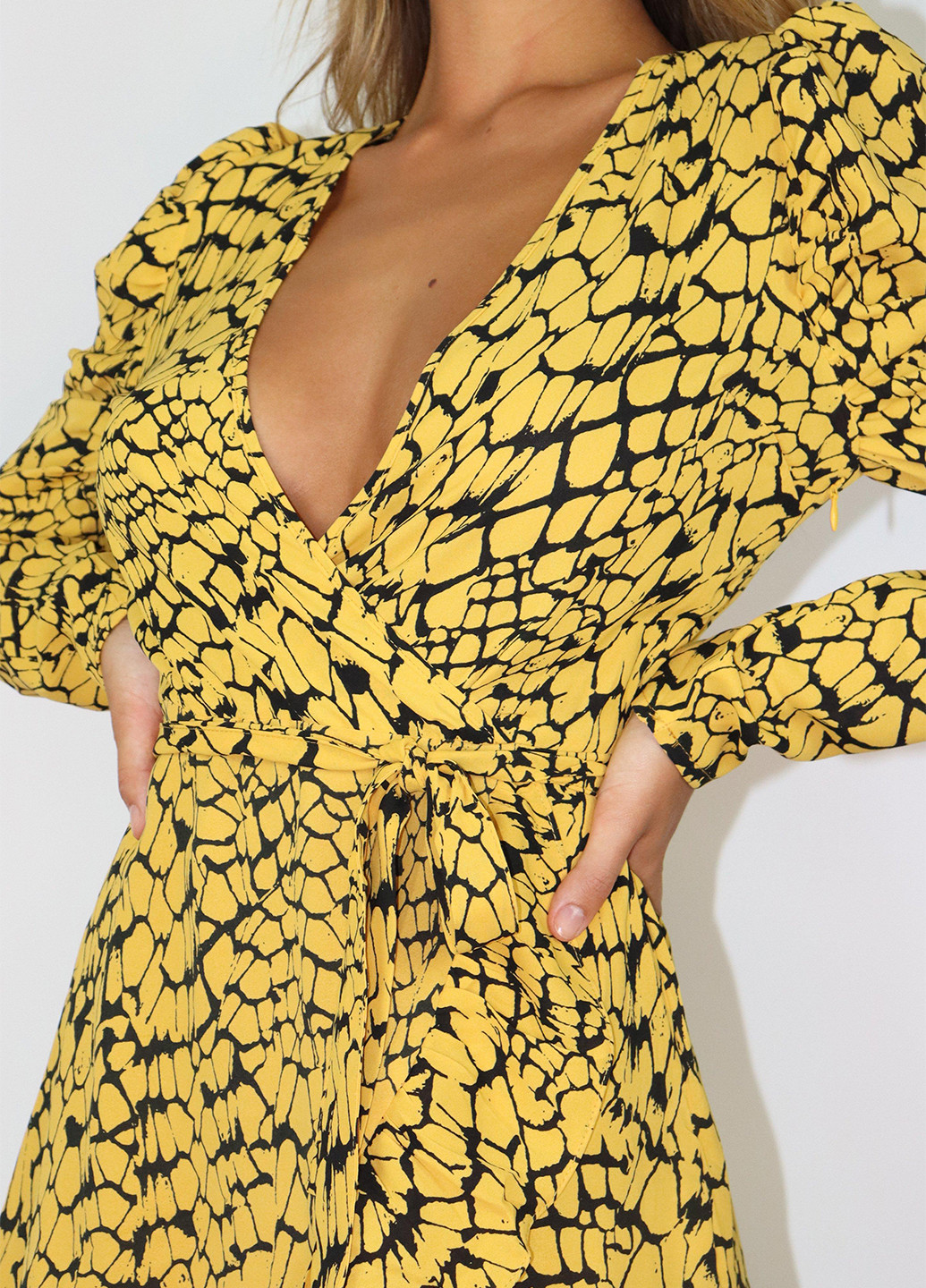 Желтое кэжуал платье на запах Missguided с абстрактным узором