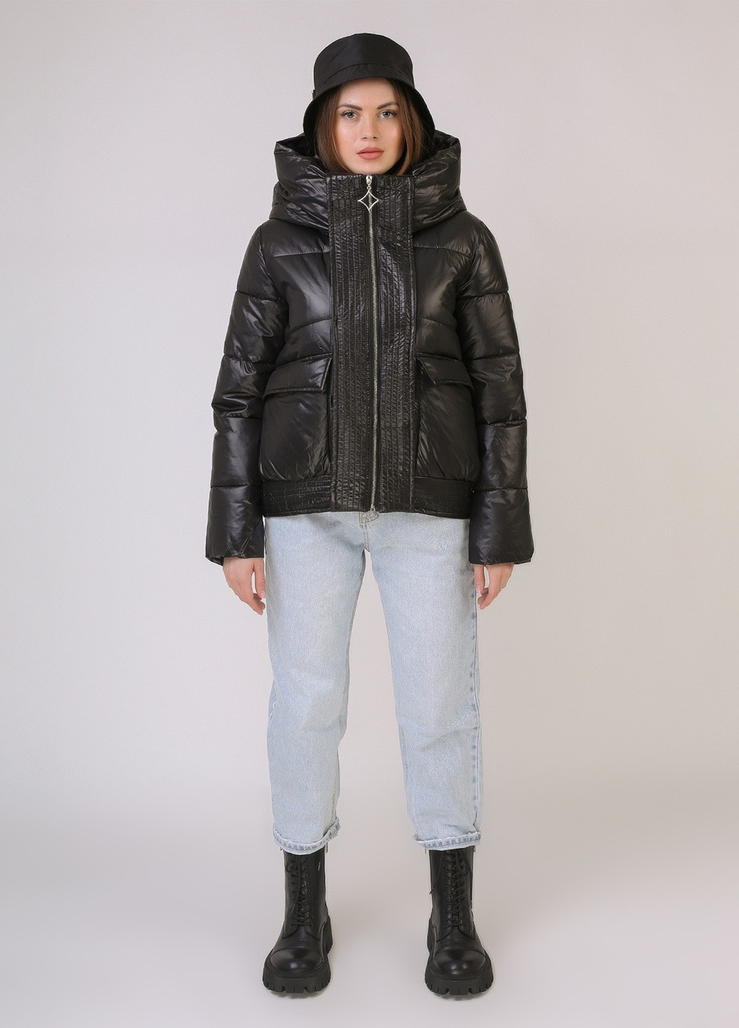 Чорна демісезонна укорочена куртка з об'ємним капюшоном SNOW & PASSION