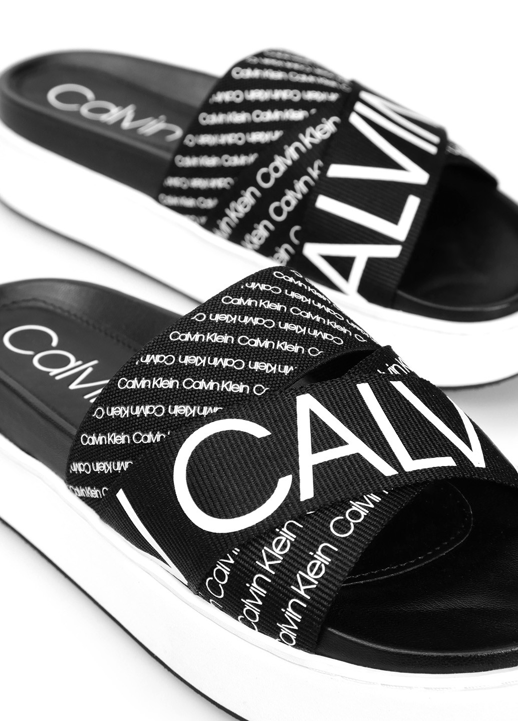 Черные шлепанцы Calvin Klein с белой подошвой, с тиснением