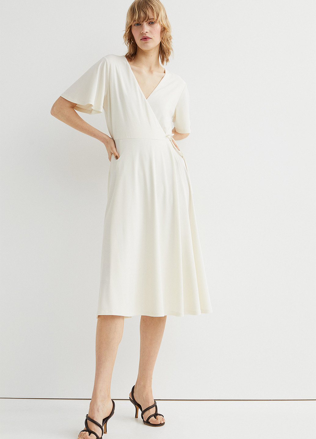 Молочное кэжуал платье на запах H&M однотонное