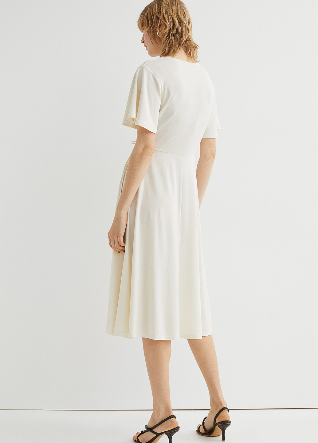 Молочное кэжуал платье на запах H&M однотонное