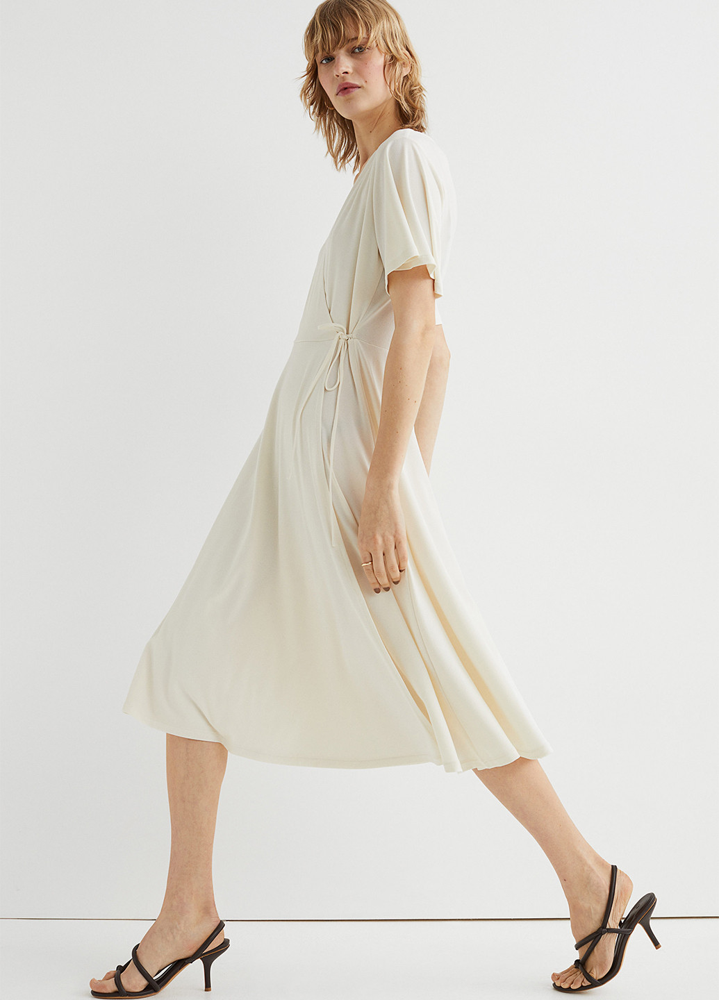 Молочное кэжуал платье на запах H&M однотонное
