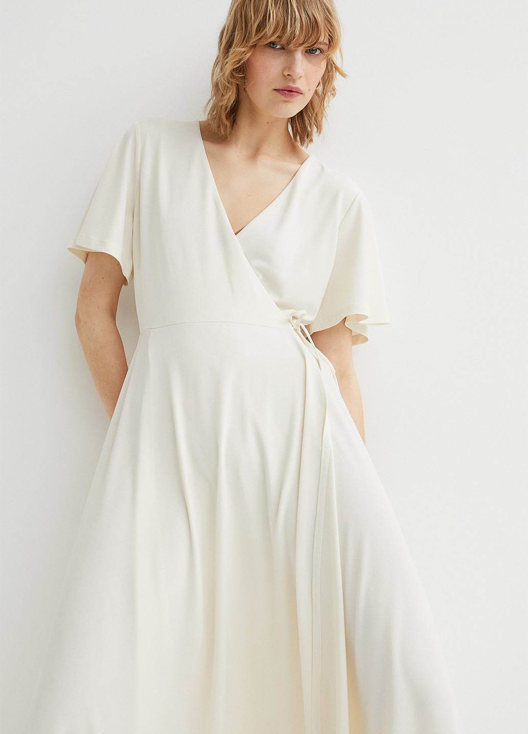 Молочное кэжуал платье на запах H&M однотонное