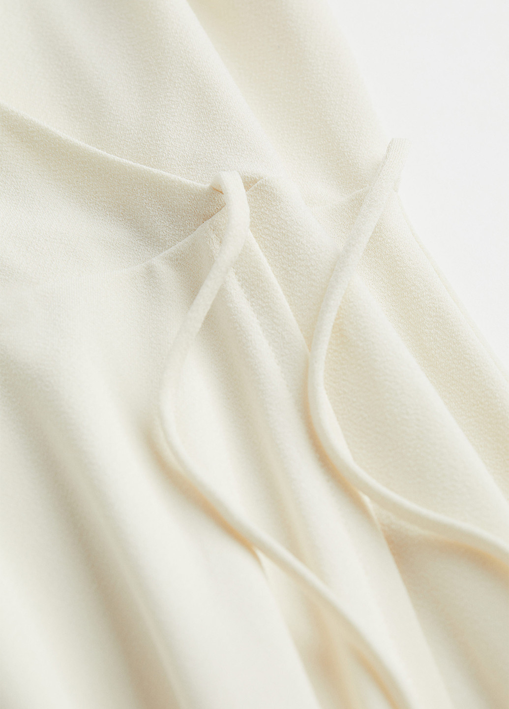 Молочное кэжуал платье на запах H&M однотонное