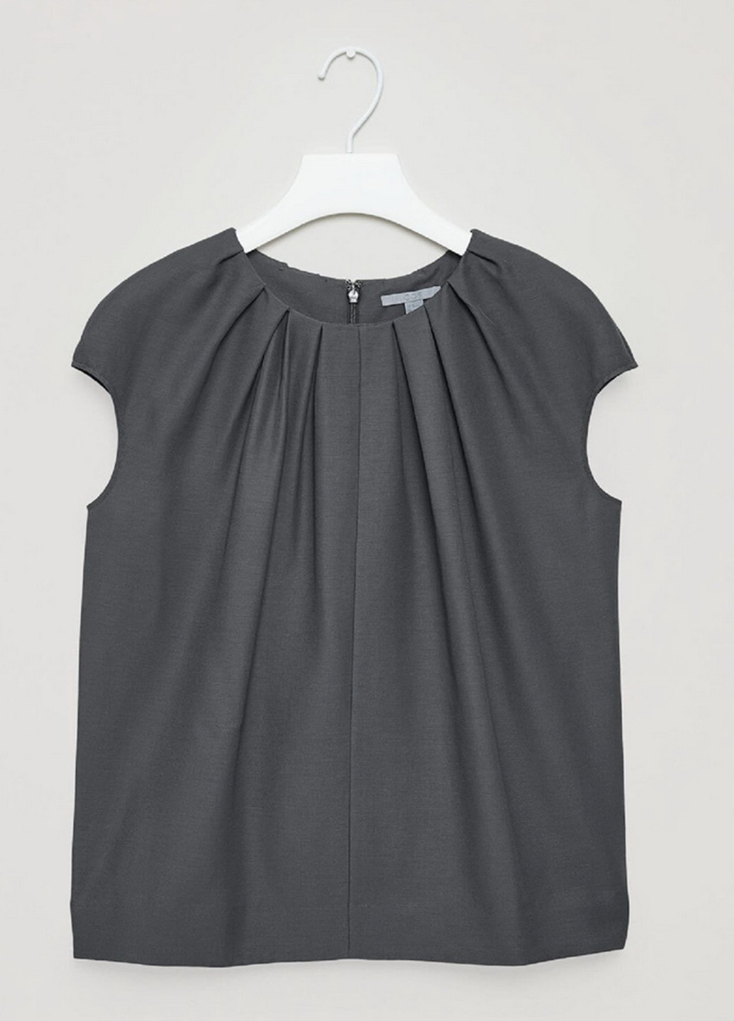 Темно-серая летняя блуза Cos