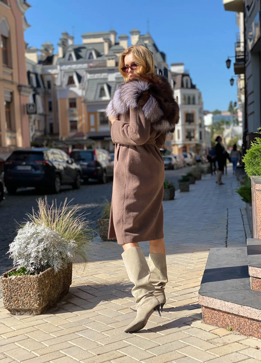 Коричневе зимнє Зимове пальто однобортне Шикарные меха