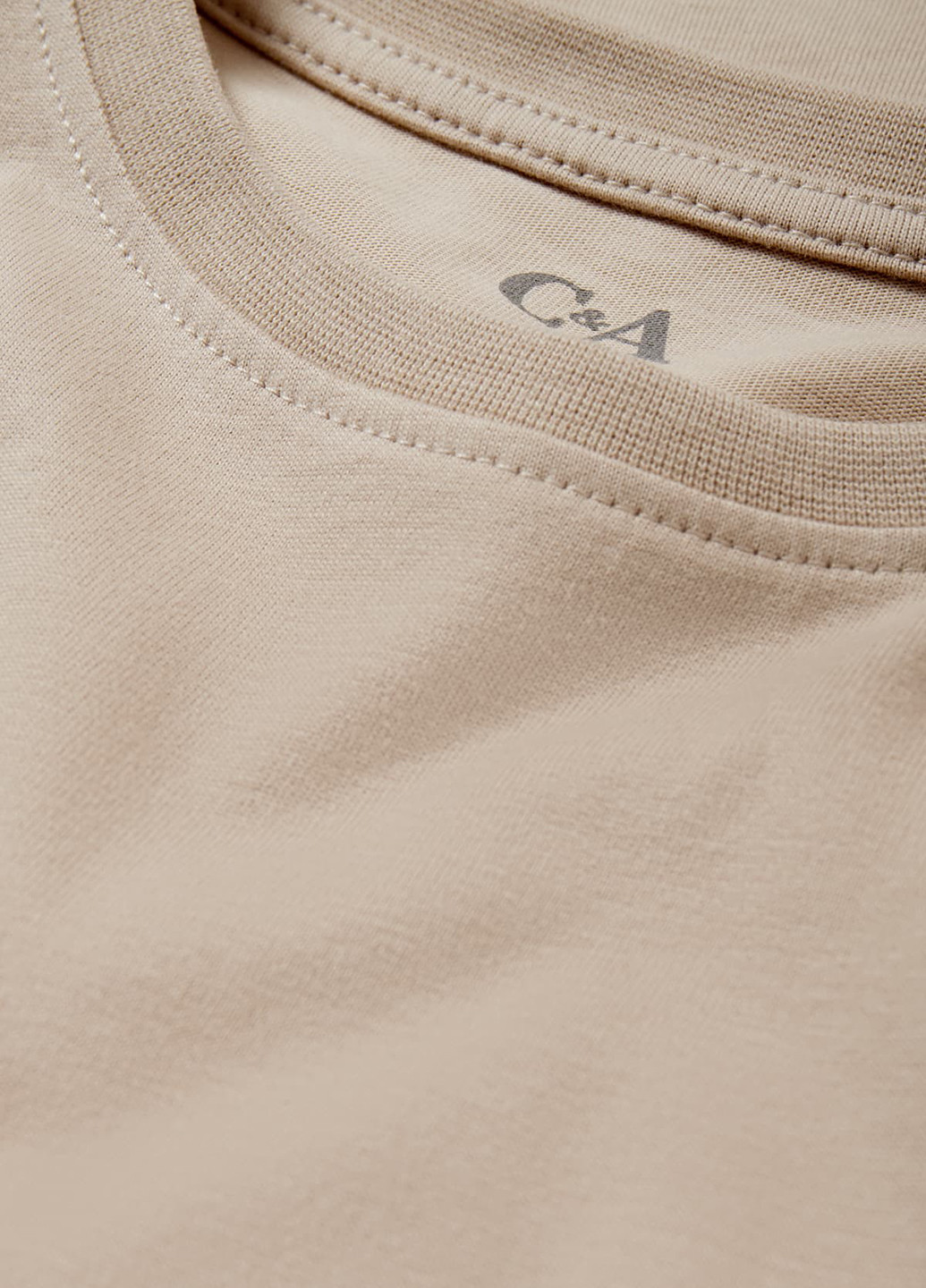 Бежевая летняя футболка C&A