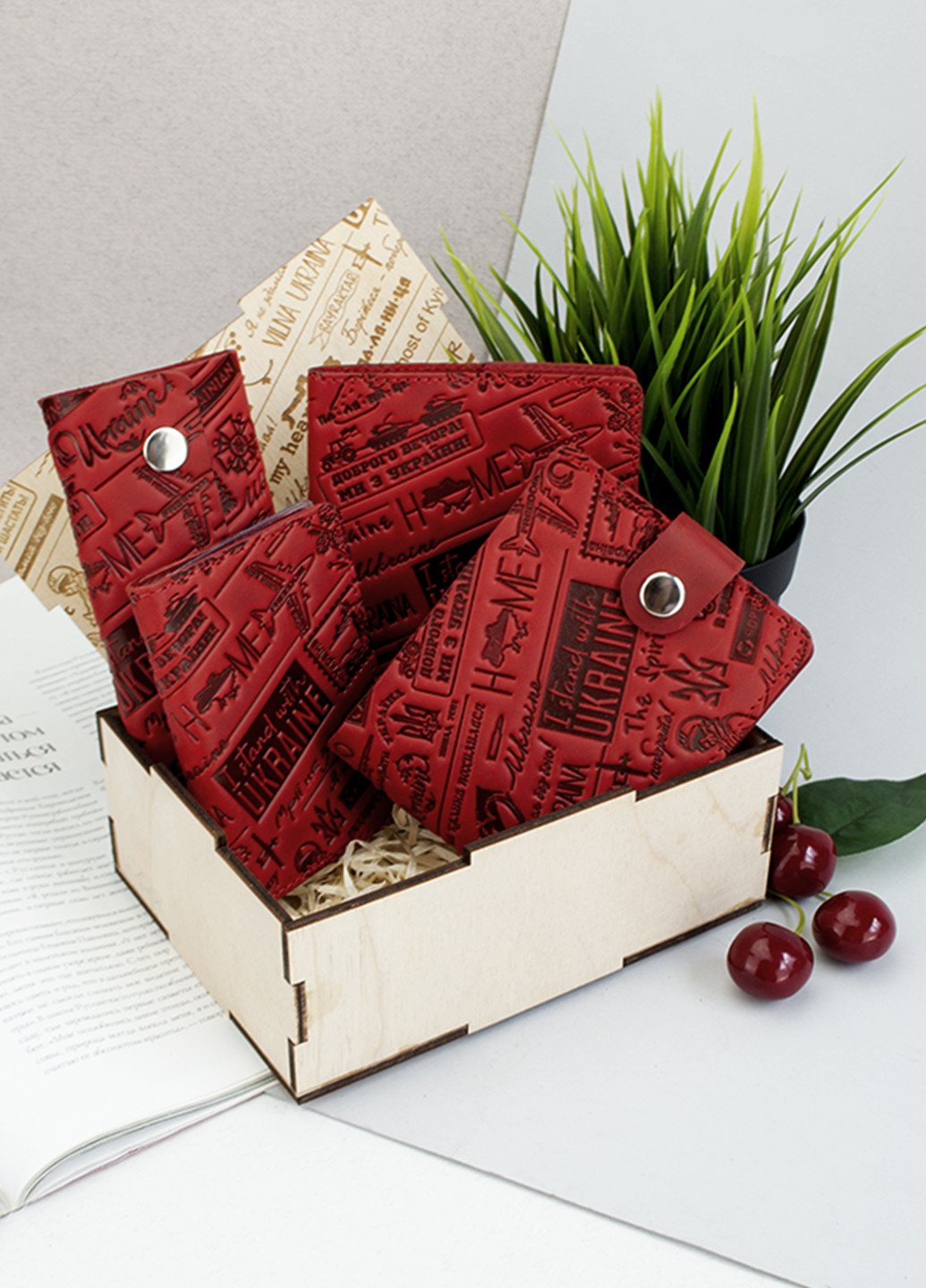 Подарунковий жіночий набір №70 "Ukraine" (червоний) у коробці: портмоне + обкладинка на паспорт + права + ключниця HandyCover (253595750)