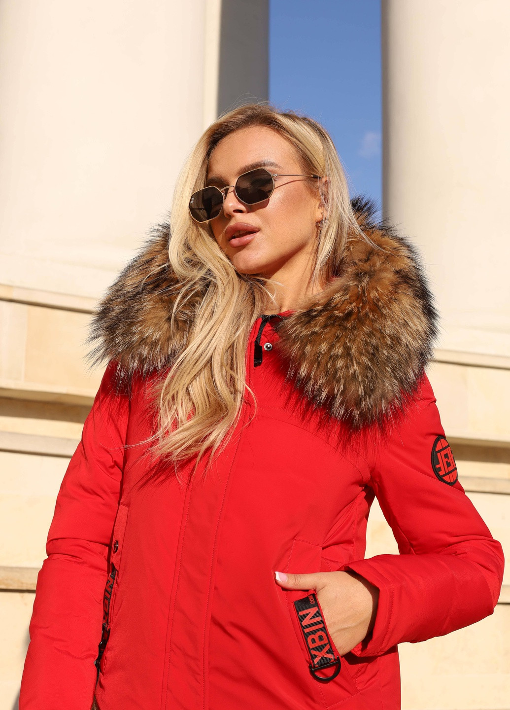 Червоне зимнє Жіноче зимове пальто з натуральним хутром єнота червоне 551212 Visdeer