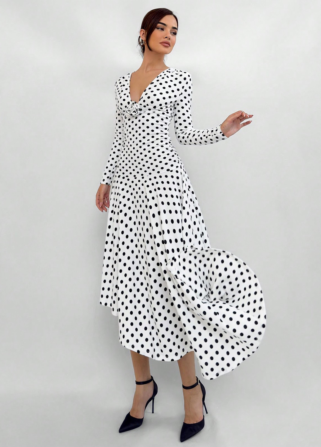 Белое кэжуал платье клеш SHEIN в горошек