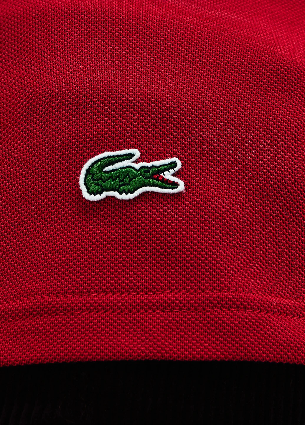 Красная женская футболка-поло Lacoste персонажи