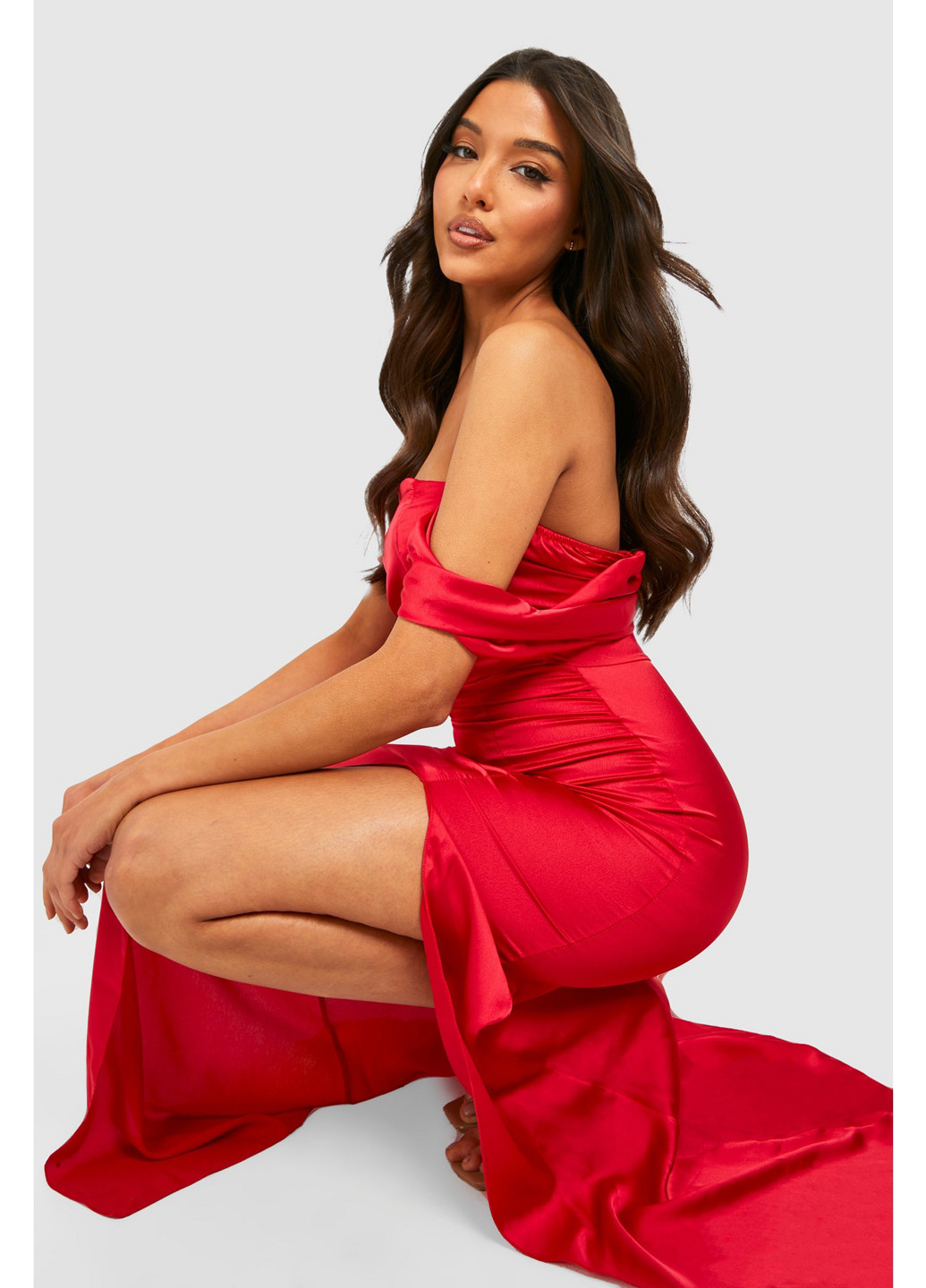 Красное праздничный, вечернее платье с открытыми плечами Boohoo однотонное