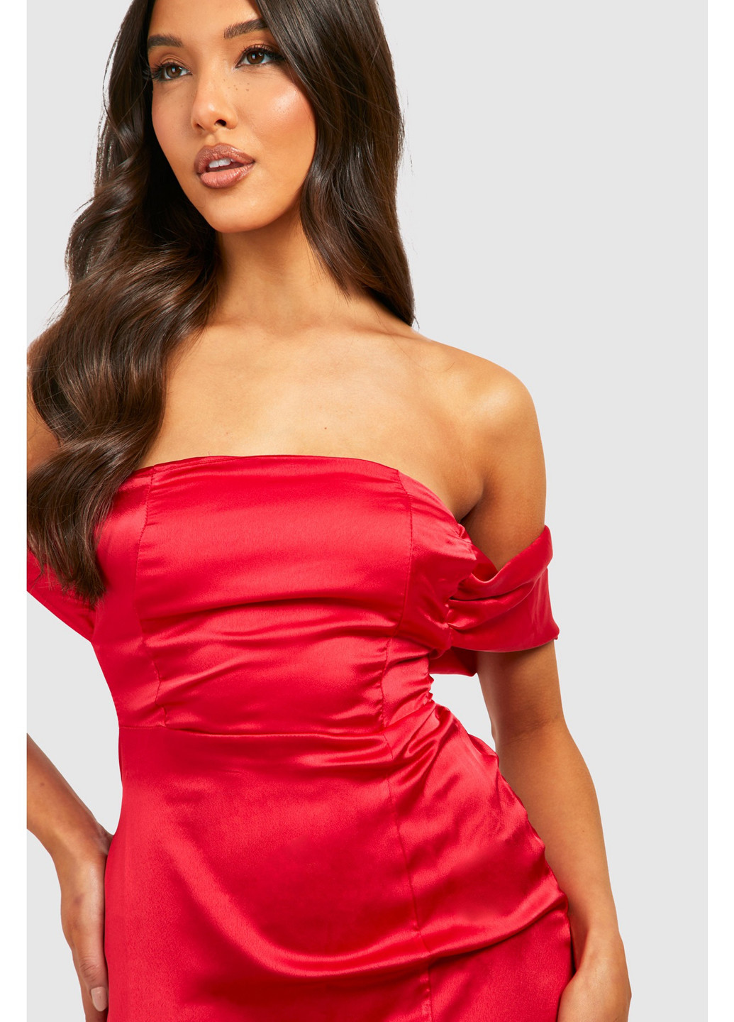 Красное праздничный, вечернее платье с открытыми плечами Boohoo однотонное