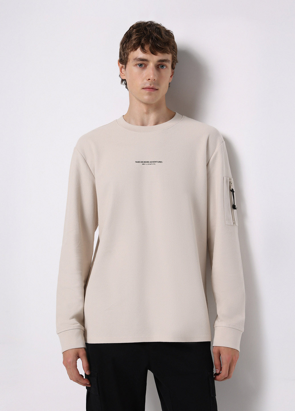 Светло-бежевый демисезонный кэжуал лонгслив Colin's с надписями