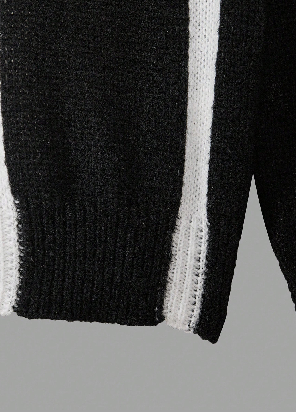 Черно-белый демисезонный свитер SHEIN