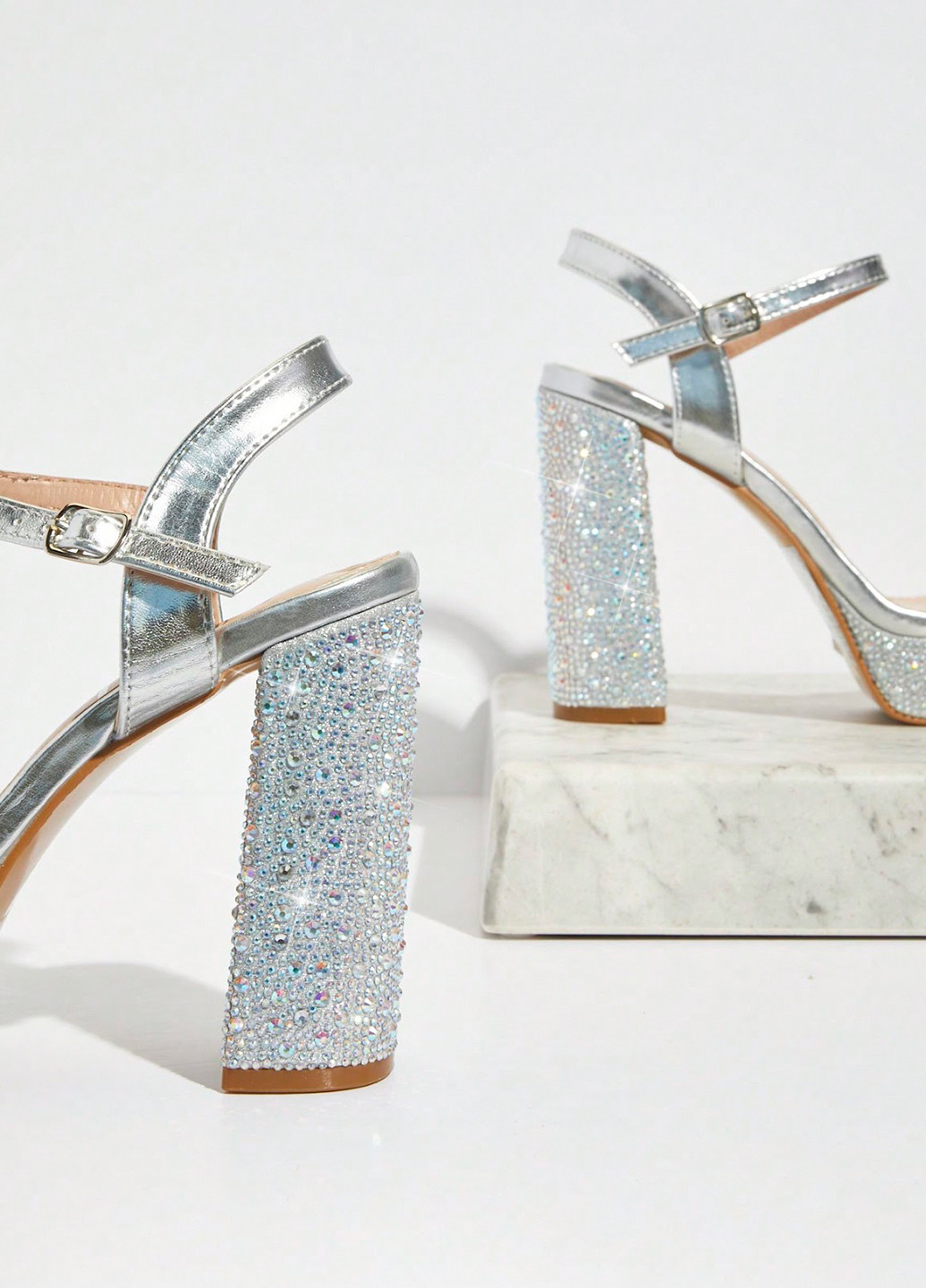 Серебряные босоножки SHEIN с ремешком со стразами