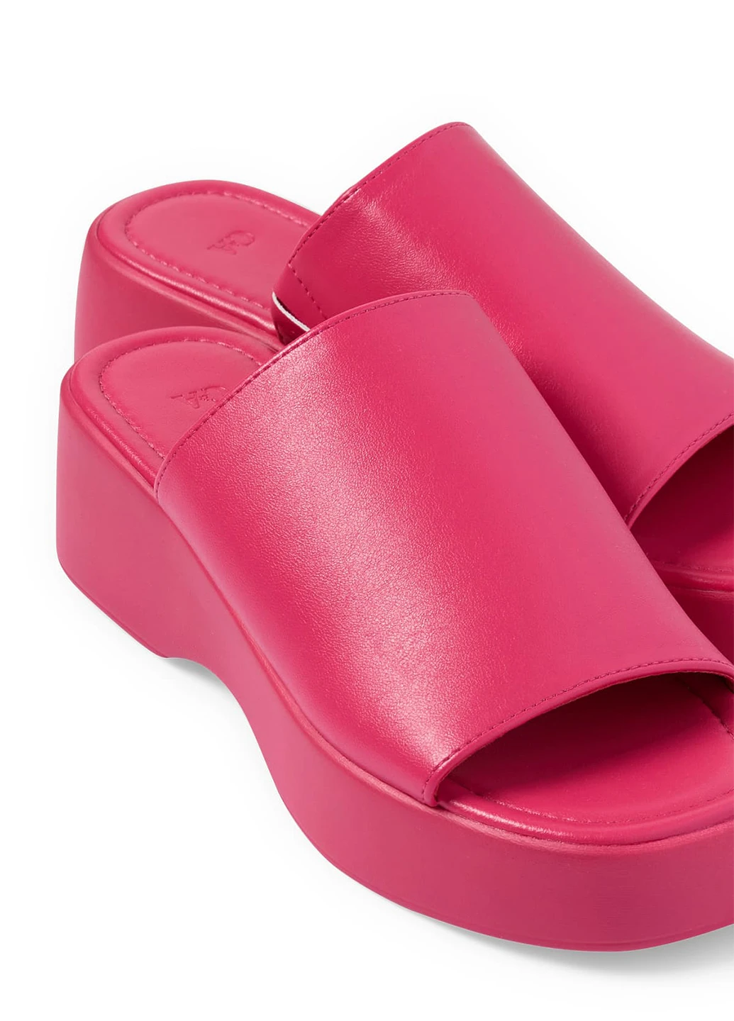 Малиновые шлепанцы C&A