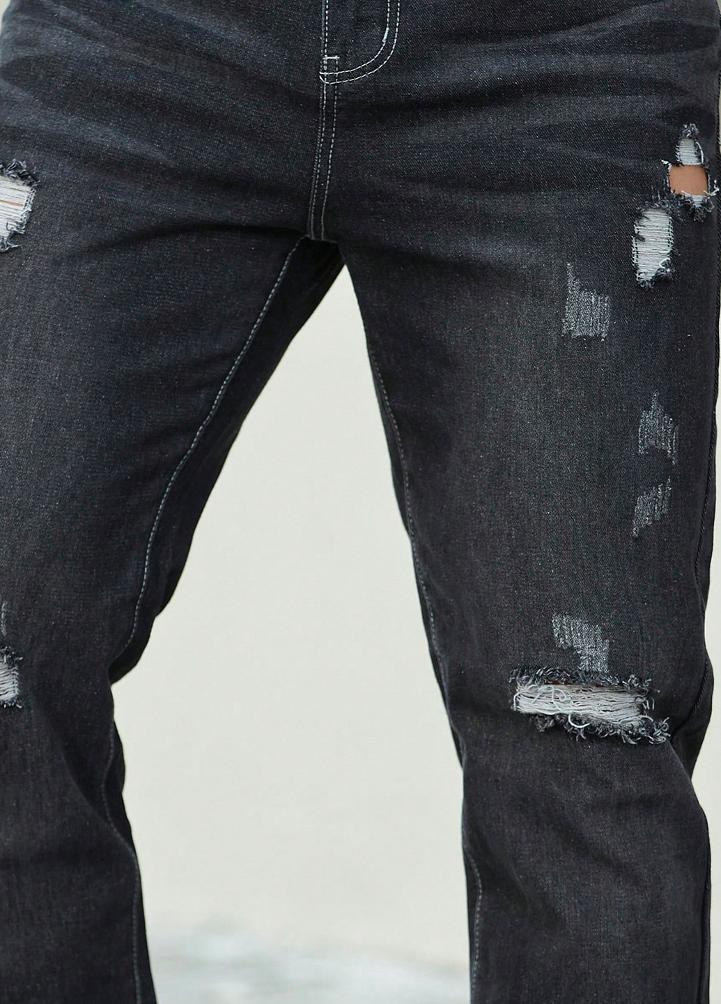 Черные демисезонные регюлар фит джинсы SHEIN