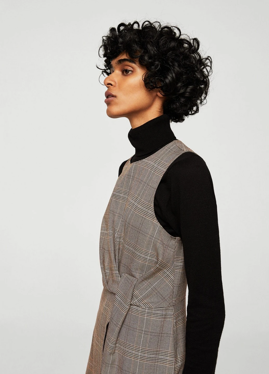 Коричневое деловое платье Mango