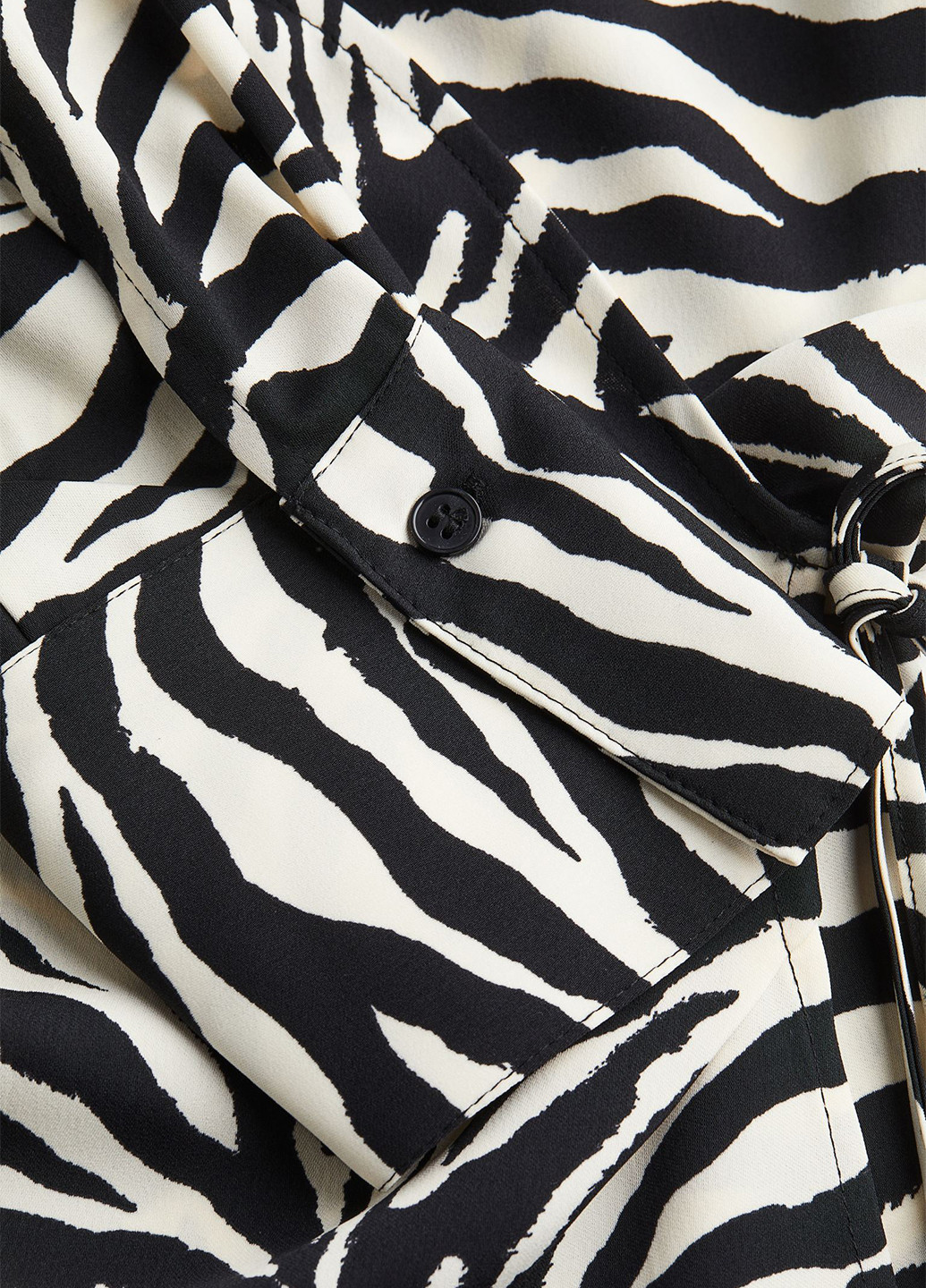 Чорно-біла блуза на запах H&M