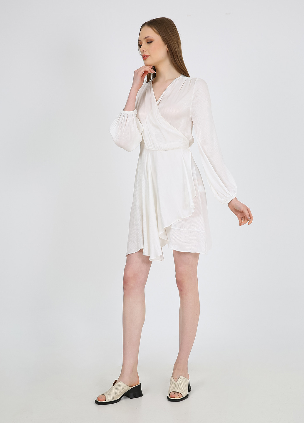 Белое кэжуал платье на запах Casalini однотонное