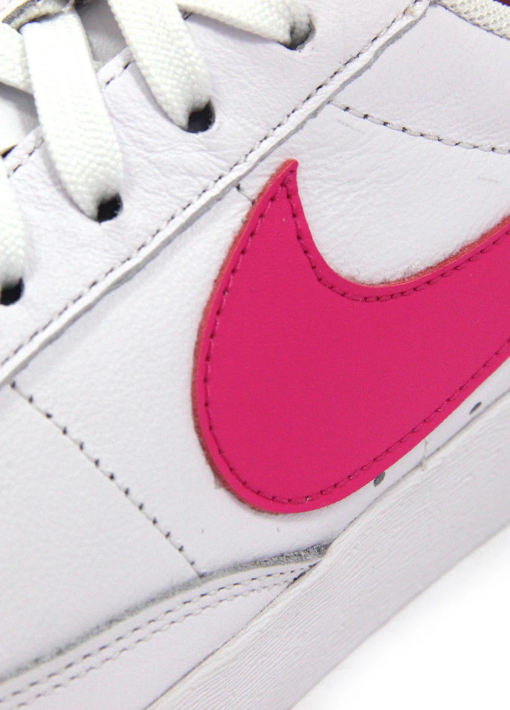 Білі жіночі кеди w blazer low Nike