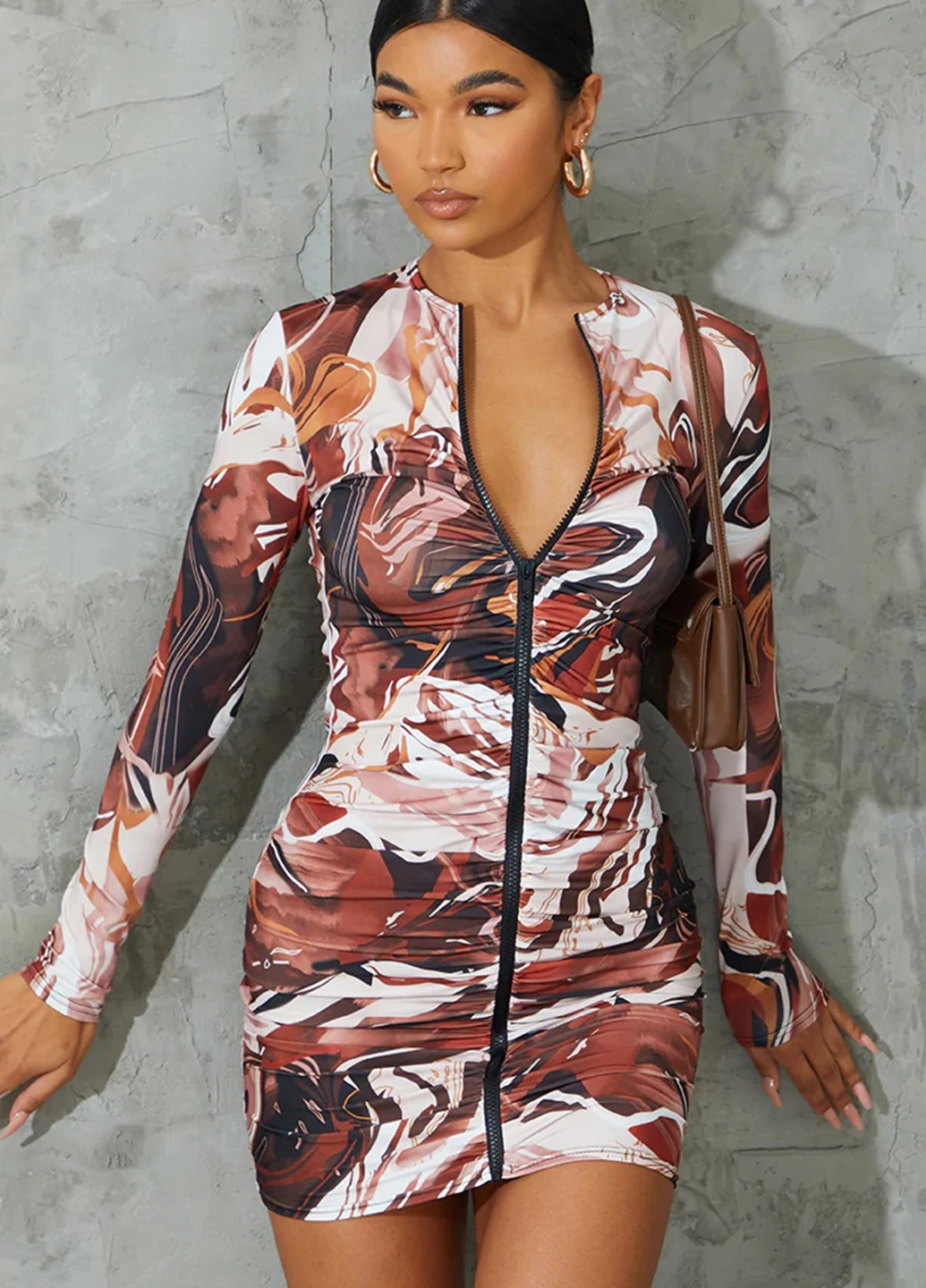 Коричневое кэжуал платье PrettyLittleThing с абстрактным узором