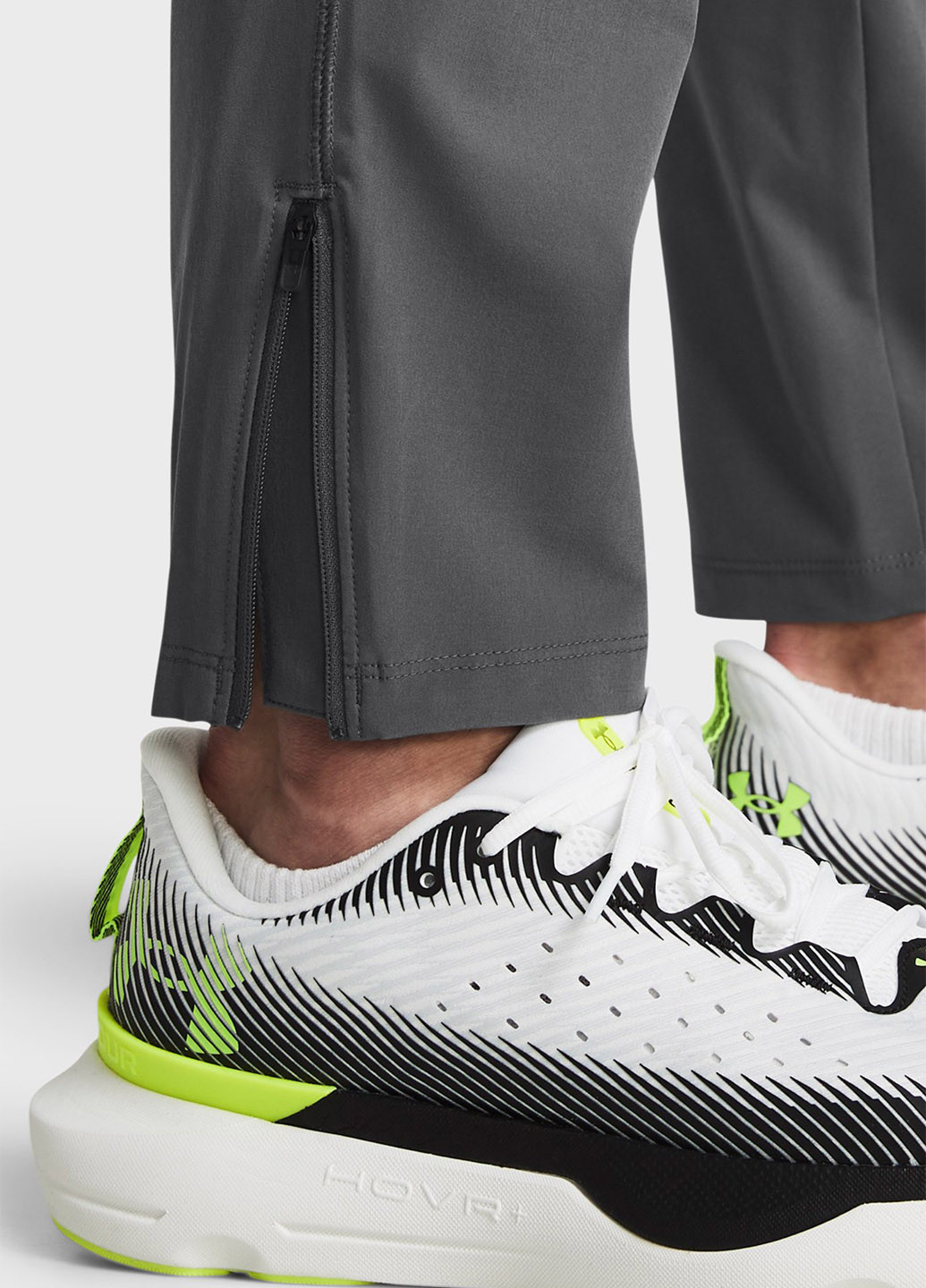 Серые спортивные летние зауженные брюки Under Armour