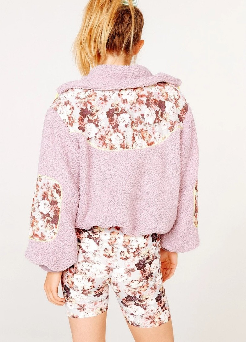 Фиолетовая демисезонная куртка женская из комбинированного материала pink flowers Berni Fashion 55617