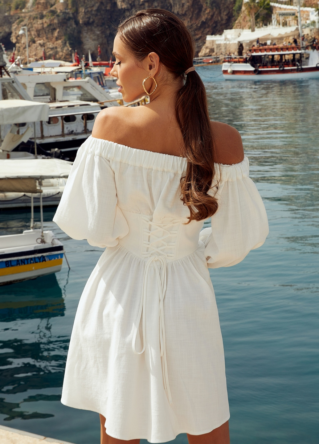 Білий кежуал плаття-міні з акцентним поясом Gepur однотонна